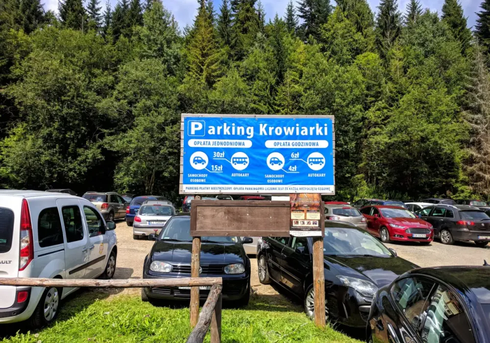 Czy warto zostawić auto na parkingu przy Przełęczy Krowiarki? Rady