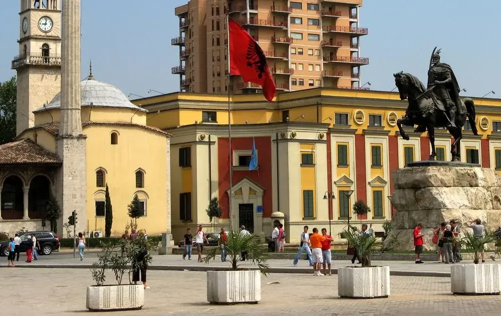 Ile trwa lot z Katowic do Tirany - poznaj szczegółowy rozkład podróży