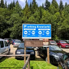 Czy warto zostawić auto na parkingu przy Przełęczy Krowiarki? Rady