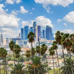 Ile trwa lot z Warszawy do Los Angeles? Średni czas przelotu i wskazówki na podstawie faktycznych lotów
