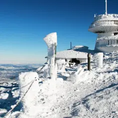 Zimowe Karkonosze zaskoczą Cię 5 niesamowitymi atrakcjami. Jakie?