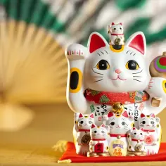 Chiński kot Maneki-neko: znaczenie kolorów i symboli przynoszących szczęście