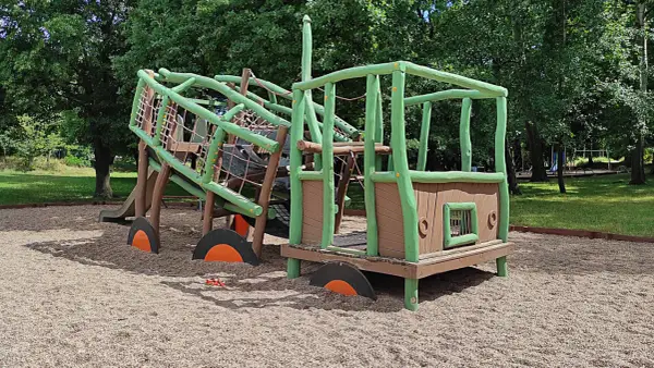Który plac zabaw w Parku Szczytnickim rozbawi dziecko do łez? Top